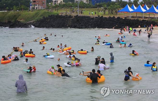 해수욕장 ※ 기사와 직접 관계가 없는 자료사진입니다.
(제주=연합뉴스) 전지혜 기자 = 사진은 지난 8일 제주시 함덕해수욕장에서 피서객들이 물놀이하고 있는 모습. [연합뉴스 자료사진]