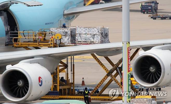 화이자 백신 160만회분, 인천공항 도착 (영종도=연합뉴스) 임헌정 기자 = 국내 신종 코로나바이러스 감염증(코로나19) 신규 확진자 수가 처음으로 2천명을 넘어선 11일 영종도 인천국제공항 화물터미널에서 관계자들이 우리 정부가 미국 제약사 화이자와 직접 계약한 코로나19 백신 160만회분을 옮기고 있다. kane@yna.co.kr