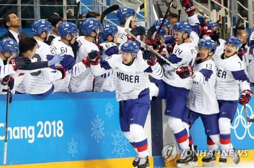 2018년 평창동계올림픽에서 득점 후 환호하는 한국 남자 아이스하키 대표팀 [연합뉴스 자료사진]