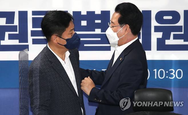 김영배 재정분권특별위원장과 대화하는 김영록 전남지사 (서울=연합뉴스) 하사헌 기자 = 김영록 전남지사(오른쪽)가 지난달 28일 국회 의원회관에서 열린 '재정분권특별위원회 당ㆍ정ㆍ청 전체회의'에 앞서 김영배 재정분권특별위원회 위원장과 이야기하고 있는 모습. [연합뉴스 자료사진]