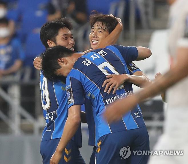 선제골 넣은 울산 윤일록 (울산=연합뉴스) 김용태 기자 = 11일 울산 문수축구경기장에서 열린 2021 하나은행 FA컵 울산 현대와 양주시민축구단의 경기에서 울산 윤일록이 선제골을 넣고 팀 동료들과 환호하고 있다. 2021.8.11 yongtae@yna.co.kr