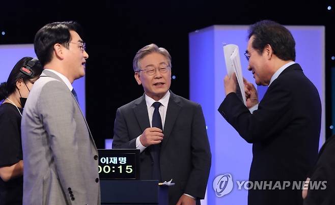 본경선 3차 TV토론에 앞서 대화하는 박용진, 이재명과 이낙연 (서울=연합뉴스) 하사헌 기자 = 더불어민주당 박용진(왼쪽부터), 이재명, 이낙연 대선 예비후보가 11일 오후 서울 여의도 KBS에서 열린 본경선 3차 TV토론에 앞서 이야기를 나누고 있다. 2021.8.11 toadboy@yna.co.kr