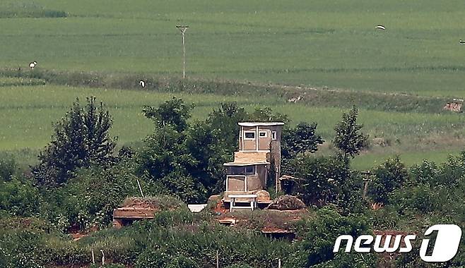 10일 경기도 파주시 오두산전망대에서 바라본 북한 황해북도 개풍군 북한군 초소에서 군인들의 움직임이 보이지 않고 있다. 한미연합훈련의 '사전연습' 격인 우리 군의 위기관리참모훈련(CMST)이 시작된 10일 김여정 북한 노동당 부부장은 조선중앙통신사를 통해 담화를 내고 한미훈련에 대해 비난했다. 2021.8.10/뉴스1 © News1 박정호 기자