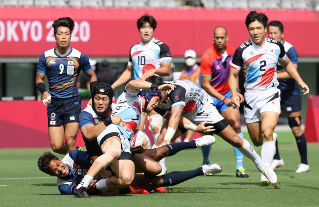 지난달 28일 일본 도쿄스타디움에서 열린 도쿄올림픽 7인제 럭비 대한민국 대 일본 11-12위 결정전. 장정민이 일본 수비에 잡히고 있다.도쿄 | 연합뉴스