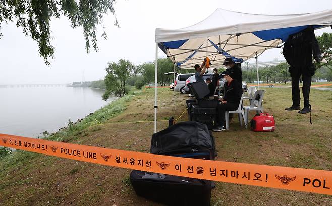 16일 오전 서울 반포한강공원 택시 승강장 인근에서 해군 군사경찰 관계자 등이 원격무인잠수정(ROV)을 이용해 고 손정민씨 친구의 휴대폰을 수색하고 있다. /연합뉴스