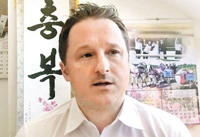 캐나다인 대북 사업가 마이클 스패버가 2017년 3월 중국 지린성 옌지에서 화상 인터뷰를 하고 있다. 옌지=AP 뉴시스