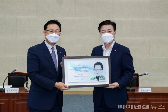 구만섭 제주도 행정부지사(오른쪽)로부터 재직기념패 받는 고영권 제주도 정무부지사. 2021.08.10 [제주도 제공]