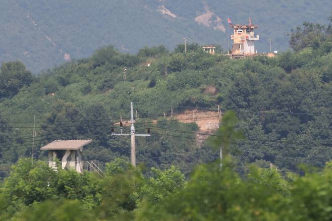 한국과 미국 양국 군이 후반기 연합지휘소훈련 사전연습을 시작하고, 김여정 조선노동당 중앙위 부부장이 이를 비난하는 담화를 발표한 10일, 경기도 파주시 접경지역에서 남과 북의 군초소가 임진강을 사이에 두고 마주보고 있는 모습. 연합뉴스