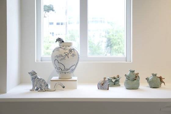 '공예, 시간과 경계를 넘다' 기획전 전시장, 도예 작가 윤호준의 작품들이 보인다. [사진 서울공예박물관]