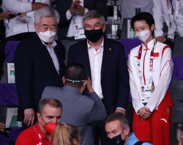 조정원(왼쪽) 세계태권도연맹 총재, 토마스 바흐(가운데) 국제올림픽위원회(IOC) 위원장이 지난달 24일 일본 지바 마쿠하리메세 A홀에서 도쿄올림픽 참가자와 기념사진을 촬영하고 있다. 연합뉴스