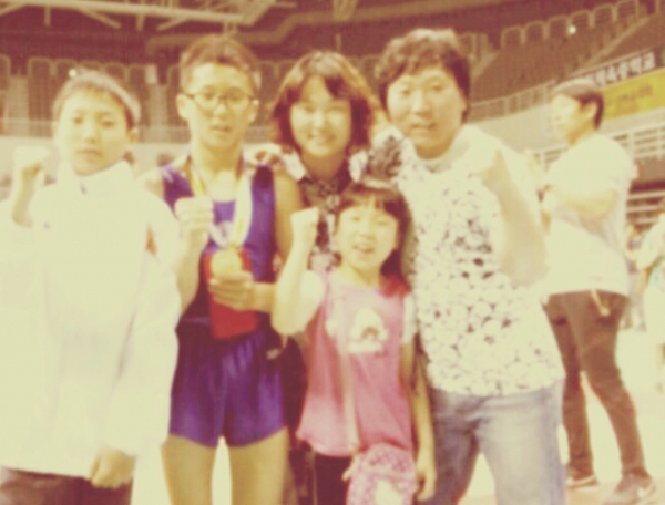 신 선수(왼쪽 두 번째)가 국내 체조 대회에서 메달을 따고 가족과 함께 찍은 사진. 조이풀교회 제공