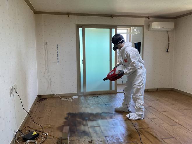 지난달 26일 경기도 평택시 포승읍의 한 원룸에서 숨진 A씨의 방에 특수청소업체 직원이 소독약을 뿌리고 있다. 유혜정 수습 기자