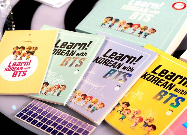 방탄소년단이 펴낸 한국어 교재 ‘Learn! KOREAN with BTS’