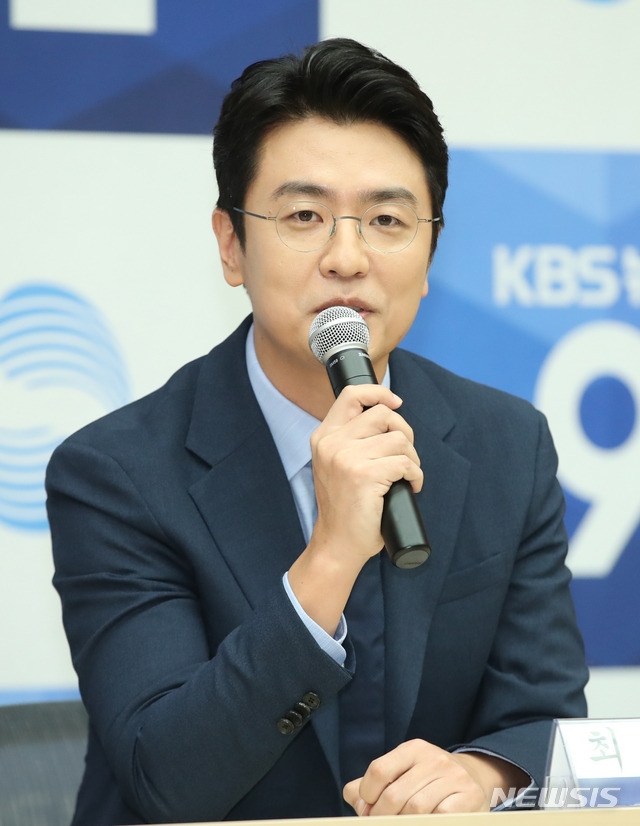 [서울=뉴시스]조수정 기자 = 새로운 KBS 뉴스9 앵커로 선정된 최동석 아나운서가 27일 오후 서울 여의도 KBS에서 열린 주요뉴스 앵커 선정 간담회에서 인사말 하고 있다. 2019.11.27. chocrystal@newsis.com