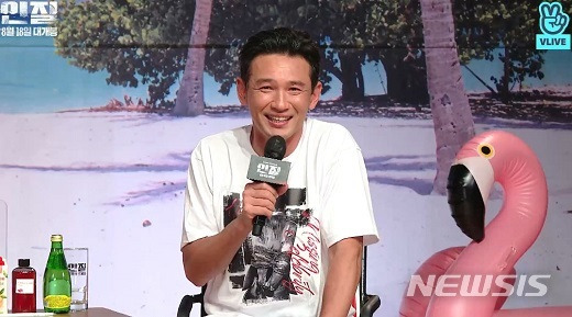 [서울=뉴시스] 배우 황정민. (사진=네이버 무비토크 라이브 캡처) 2021.08.12 photo@newsis.com