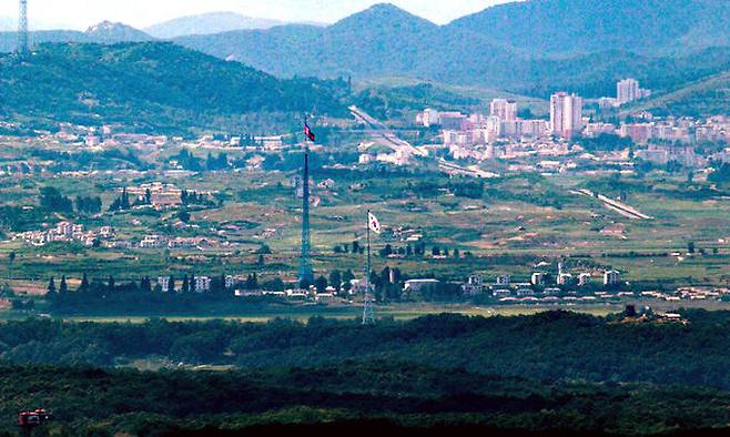 11일 경기 파주시 접경지역에서 바라본 남한 대성동 마을의 태극기와 북한 기정동 마을의 인공기가 마주 선 채 바람에 휘날리고 있다. 파주=하상윤 기자