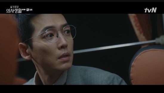 In the TVN Thursday drama Sweet Doctor Life Season 2 (hereinafter referred to as Sweet Doctor 2), which was broadcast on the 12th, the daily life of Yulje Hospital was unfolded.On this day, Chae Song-hwa (Jeun Mi-do) was left to be treated by a professor who knew Mother.Meanwhile, Jeongrosa (Kim Hae-sook), who had been diagnosed with hydrocephaly earlier, was relieved that it was not dementia, saying, No one knows what will happen tomorrow.Dont be too careful with our good son every time, reassured his son, Ahn Jung-won (Yoo Yeon-seok). Ahn Jung-won said, Im sorry I left my mother alone.While An Jeong-wons Mother was diagnosed with a relatively mild illness, this time Chae Song-hwas Parkinsons was suspected.Chae Song-hwa said, I tested you because you had symptoms of Mothers hand tremor, but I think it was early in Parkinsons disease. Did not you know?Chae Song-hwa called Mother and reassured her, Its okay because the Parkinsons disease medicine is very good and early.However, after hanging up the phone, Chae Songhwa shed tears and made him sad.Lee Ik-jun (Jo Jung-suk), who saw Chae Song-hwa alone, asked whats going on in his crying figure, and Jeun Mi-do said, Its my mom Parkinsons disease, which made him lose his words.Lee said, I have to go home. Chae Song-hwa replied, Im going to go now. At this time, Lee said, Do you want me to take you?When asked, Chae Song-hwa leaned on him, saying, Please, please, as if it were hard to grasp his emotions.Jang Winter (Shin Hyun-bin), who was on vacation to nurse Mother who had been in an accident and went down to Gwangju, came to see his mother who was hospitalized without telling a couple stabilizer.The inspiring An Jeong-won said, The intestinal winter was a surprise. The intestinal winter said, Why didnt you tell me you were undergoing Mothers surgery?And An Jeong-won replied, Im afraid youll have a complicated head. They showed the aspect of a lover. They even secretly held hands inside the elevator.On behalf of the disturbed Chae Songhwa with Mothers illness, Lee Ik-joons dealing with those who came to his professors office caused laughter.Lee, who entered the professors office of Chae Songhwa, was in charge of his laughter until the end, presenting the stone plate of the house that Chae Song Hwa had coveted.On the other hand, Jungrosa has recovered his health after overcoming surgery, and joined the keyboard of the 99s band temporarily.Everyone applauded Jeongrosa, who showed off his skillful keyboard performance on behalf of Yang Seok-hyung (Kim Dae-myung), who was away.Finally, Kim Joon-wan (Jung Kyung-ho) was on the air as he went down to Changwon, Mothers birthday car, and accidentally met former Couple Lee Ik-soon on a high-speed bus to Seoul.He looked back in disbelief, and Lee Ik-sun was also surprised when his eyes met.In the public announcement, Kim Joon-wan raised expectations for Lee Ik-sun, saying, I want to talk.Suluisaeng 2 is broadcast every Thursday at 9 p.m.Photo = TVN broadcast screen