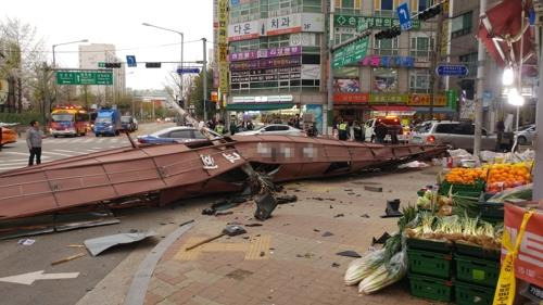 도로 위로 떨어진 교회 첨탑 지난 2018년 4월 서울 강서구 9층 상가 건물 옥상에 설치된 교회 첨탑이 도로에 추락한 모습. [독자 이윤권씨 촬영 제공]