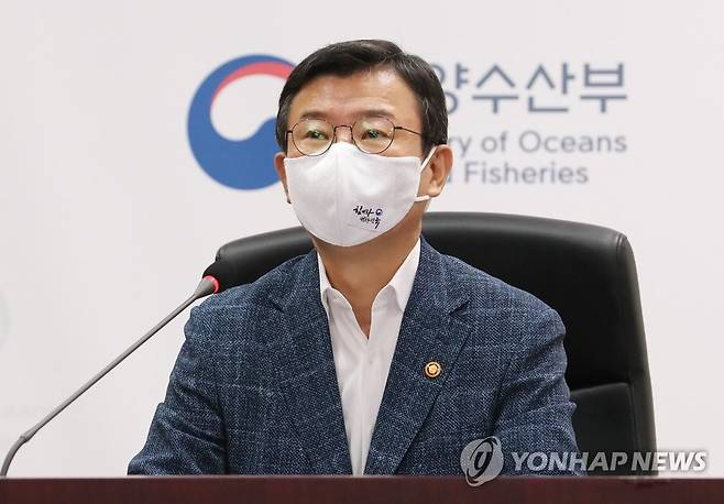 수산물 수급관리 전략 간담회에서 발언하는 문성혁 장관 (세종=연합뉴스) 김주형 기자 = 문성혁 해양수산부 장관이 12일 오전 세종시 정부세종청사에서 수협중앙회 대표이사, 한국전복산업협회장, 대형마트 3사 임원 등과 영상으로 연결해 열린 수산물 시장동향 및 수급관리 전략 간담회를 주재하며 발언하고 있다. kjhpress@yna.co.kr