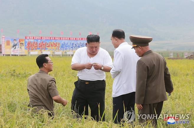 김정은 대청리 수해현장 찾아 현지 지도 (평양 조선중앙통신=연합뉴스) 북한 김정은 국무위원장이 지난해 9월 황해북도 은파군 대청리 수해현장을 한 달 만에 다시 찾아 복구 상황을 현지지도 했다고 조선중앙통신이 보도했다. [연합뉴스 자료사진]
    [국내에서만 사용가능. 재배포 금지. For Use Only in the Republic of Korea. No Redistribution] photo@yna.co.kr