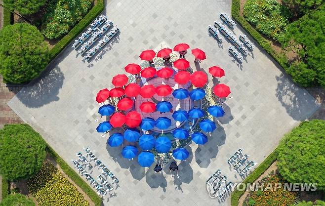 광복절 앞두고 태극기 퍼포먼스  (광주=연합뉴스) 박철홍 기자 = 제76주년 광복절을 나흘 앞둔 지난 11일 오전 광주 북구청 광장에서 북구 공직자들이 태극기 문양을 만드는 퍼포먼스를 펼치고 있다.