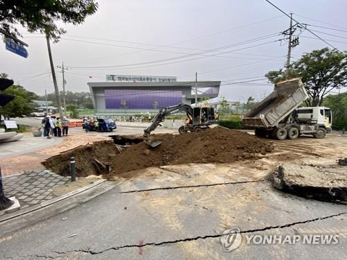 대구 동구서 거대 싱크홀…인명피해 없어 [연합뉴스TV 최문섭 기자 촬영]