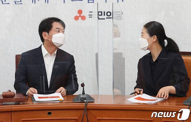 안철수 국민의당 대표(왼쪽)와 권은희 국민의당 원내대표/뉴스1 © News1 구윤성 기자