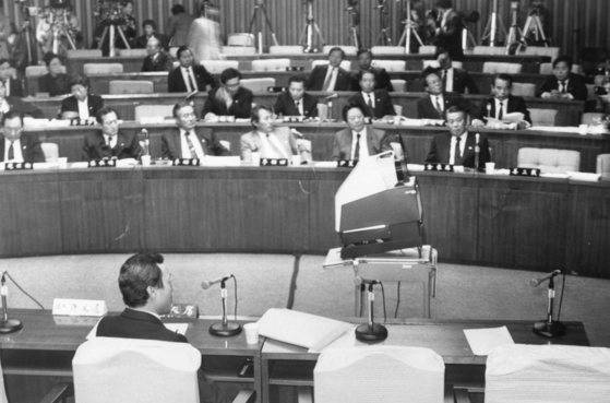 1988년 11월 제5공화국의 '언론대학살'을 규명하기 위한 언론통폐합 국회 청문회장에 1980년 당시 청와대 정무비서관이던 허문도씨가 증언대에 나와 있다. 중앙포토