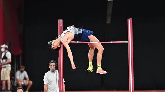 우상혁이 1일 일본 도쿄 올림픽스타디움에서 열린 도쿄올림픽 육상 남자 높이뛰기 결전에서 2.35m를 성공시키고 있다. 도쿄=올림픽사진공동취재단