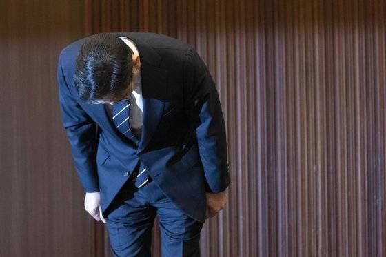 지난해 5월 서초구 삼성사옥에서 이재용 삼성전자 부회장이 승계과정에서의 불법성 의혹, 과거 무노조 경영에 따른 불법행위에 대한 대국민 사과문을 발표하며 고개 숙여 인사하고 있다. 장진영 기자