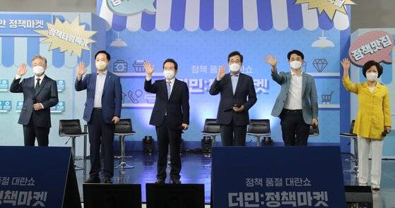 더불어민주당 대선 경선 후보들이 12일 오후 경기도 파주시 한 스튜디오에서 열린 정책 라이브 커머스 '더민:정책마켓'에서 정책 완판 퍼포먼스를 펼치고 있다. 왼쪽부터 이재명, 김두관, 정세균, 이낙연, 박용진, 추미애 후보. 뉴스1