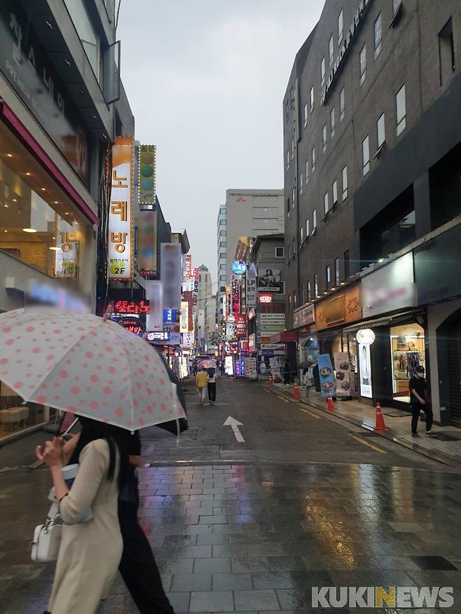 12일 서울 종로에서 비가 내리는 가운데 사람들이 발걸음을 재촉하고 있다.