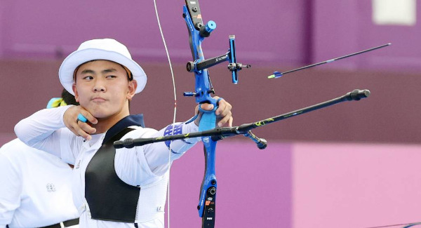 양궁 국가대표 김제덕이 26일 오후(현지시간) 일본 도쿄 유메노시마 공원 양궁장에서 열린 도쿄올림픽 남자양궁 단체전 4강전 일본과의 경기에서 활 시위를 당기고 있다/사진=뉴시스