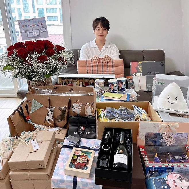 Im very happy.Yeo Jin-goo, who celebrated his 25th birthday, thanked his fans.Actor Yeo Jin-goo wrote to his Instagram on August 13, Hello! Its your birthday, Yeo Jin-goo!Its my birthday every year, but I feel embarrassed every year. My precious fans, family, friends, so much thank you for celebrating our birthday, and I am very happy to celebrate it with various events!Yeo Jin-goo also congratulated him, saying, I really, really appreciate it once again, and I hope you are happy Haru today.In addition, Yeo Jin-goo revealed the Gift he received from his fans; the warm-hearted figure of the dignified young man Yeo Jin-goo catches the eye.