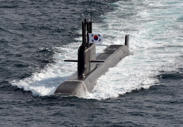 [서울=뉴시스] 해군은 13일 경남 거제 대우조선해양 옥포조선소에서 우리나라 기술로 독자 설계·건조된 해군의 첫 번째 3,000톤급 잠수함인 도산안창호함(KSS-Ⅲ)의 인도·인수 및 취역식을 개최한다. 도산안창호함은 앞으로 1년간의 전력화 훈련을 통한 작전수행능력 평가를 거친 후 2022년 8월경 실전 배치되어 전방위적 위협에 대응하는 국가 전략무기체계로 활약하게 된다. (사진=해군 제공) 2021.08.13. photo@newsis.com *재판매 및 DB 금지