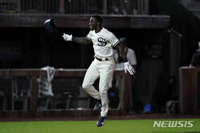 [아이오와=AP/뉴시스]시카고 화이트삭스 팀 앤더슨이 13일(한국시간) 미국 아이오와주 다이어스빌 옥수수밭에 지어진 야구장에서 열린 뉴욕 양키스와 경기에서 9회 끝내기 홈런을 날린 뒤 기뻐하고 있다. 2021.08.13.