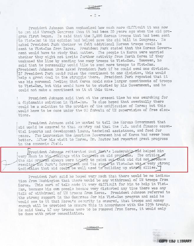 1965년 5월 17일 한미정상회담 대화록 초안. 빨간 상자가 삭제되기 전 부분이다. 존슨 대통령이 "박 대통령의 리더십은 내가 의회에서 원조 프로그램을 다루는데 아주 도움이 됐다. 원조 프로그램 비판자들은 항상 원조가 좋은 결실을 맺지 않고 있다는 점을 지적한다. 그러나 박정희 정부와 베트남에서 한국의 활동은 원조 프로그램이 강력한 동맹 건설에 아주 잘 활용되고 있다는 점을 강력히 보여준다"고 재차 강조했다고 돼 있다. 출처: LBJ 도서관