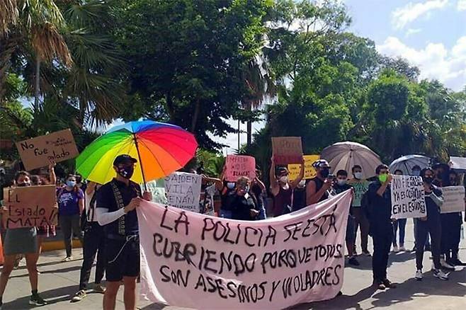 멕시코 유카탄주 시민들이 현지시간으로 지난 8일, 경찰에 의해 사망한 20대 청년의 죽음을 애도하고, 경찰 공권력을 비난하는 시위를 열었다