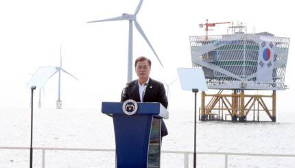 문재인 대통령이 작년 7월 17일 전북 부안군 해상풍력 실증단지에서 열린 ‘한국판 뉴딜, 그린 에너지 현장 - 바람이 분다’ 행사에서 발언하고 있다. (사진=연합뉴스)