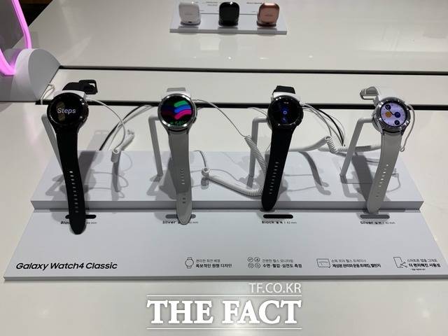 '갤럭시워치4'의 외관은 전작과 큰 차이점이 없었지만, 체성분 측정 기능이 지원돼 인기를 끌 것으로 보인다. 사진은 '갤럭시워치4' 클래식 모습. /한예주 기자