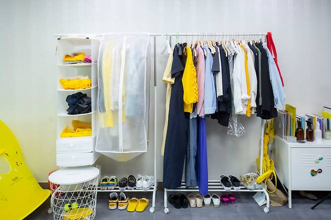 류호정 의원실 한쪽에 있는 옷걸이. 퍼포먼스를 위한 다양한 옷이 걸려 있다. 그에게 '옷'은 "정치를 쉽고 직관적으로 전달할 수 있는 도구"라고 했다. /김종연 영상미디어 기자