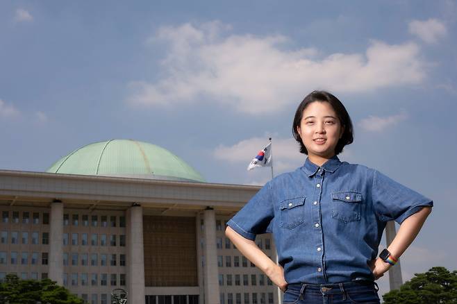 류호정 의원은 잘 웃어서 고생 하나 하지 않고 유복하게 자란 것 같지만, 어린 시절 지독한 가정 폭력과 가난에 시달렸다고 한다. 그에게 정치란 “사회적 약자를 위한 무기”라고 했다. /김종연 영상미디어 기자