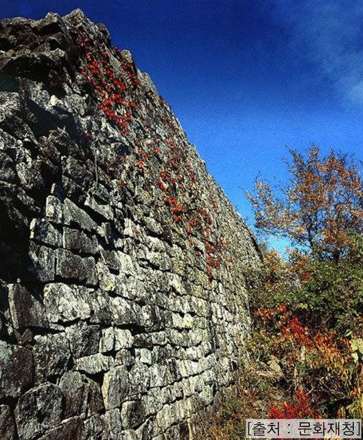 경남 거제 둔덕기성. 무신정변 때 의종이 유폐돼 이곳에서 지냈다는 이야기가 전해진다. 현지에서는 '폐왕성'이라고도 불린다.
