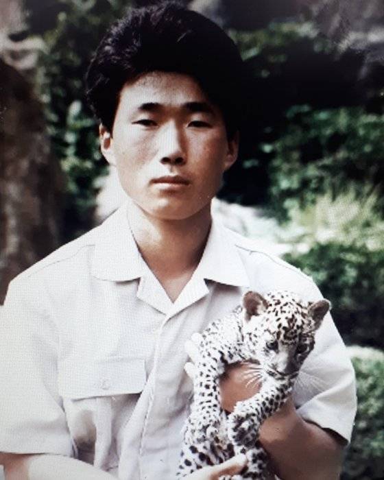 맹수를 담당하던 시절의 강철원 사육사. 에버랜드