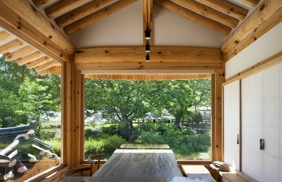 낙락헌은 주방의 두면이 통유리창이지만 서울시는 전통을 이유로 창호살을 대도록 규제하고 있다. [사진 박영채]