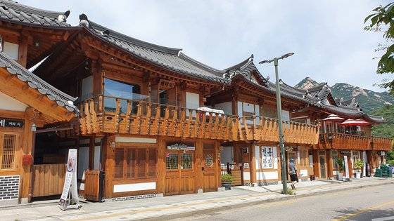 은평한옥마을의 상가 역시 조망을 위한 통유리창을 쓸 수 없게 규제하고 있다. 한은화 기자