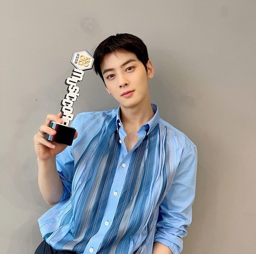 Group Astro member Cha Eun-woo has certified the top trophies of Music Broadcasting.On the 14th, Cha Eun-woo posted several photos of his Instagram, showing impressive facial expressions and trophy-shaped emoticons.In the uploaded photos, he was delighted with the MBC Show! Music Center trophy.Cha Eun-woo is showing off her unique visuals in a blue-toned costume with a refreshing beauty, which she cherishes the trophy and reveals her happy heart.Especially, the flawless skin and distinctive features prove to be large idol.Astro, which Cha Eun-woo belongs to on this day, appeared on MBC Show! Music Center.They won the first trophy with the mini 8th album SWITCH ON title song After Midnight.Cha Eun-woo has been in charge of drinking MC for the time being, and Astro has also shown a desire to call it number one.Astro has been ranked # 1 on the terrestrial TV since its debut on KBS 2TV Music Bank on the 13th.Meanwhile, Cha Eun-woo continues his active career with Shinbo.