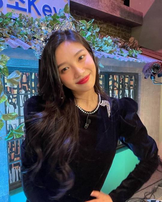 Group Red Velvet Joy flaunted alluring visuals with Black Mini dressJoy released a photo taken on his 14th day of tvN Amazing Saturday shooting scene on his instagram.The photo shows Joy wearing a black mini dress and a sparkling T-ara.Joy, who boasted a princess-like visual, attracted attention with her elegance and alluring charm with her long WeEve hair and dreamy eyes.Meanwhile, Joys Red Velvet will release a new mini album Queendom on various music sites at 6 pm on the 16th.