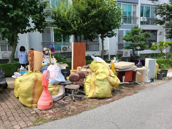 새마을문고중앙회 춘천시지부 결성한 춘천시새마을작은도서관봉사단이 지난 11일 A씨의 집을 찾아 대청소를 했다. [사진 새마을문고중앙회 춘천시지부]