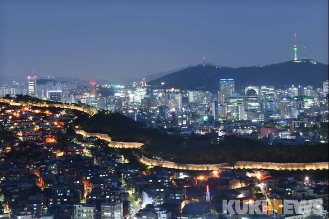 성북구 동소문동에서 바라본 한양도성 낙산일대 야경/태조 이성계는 1392년 한양으로 천도를 결정한 후 먼저 궁궐과 종묘사직을 완성했다. 이어서 태조 5년인 1396년, 한양 외곽을 감싸는 삼각산, 관악산, 덕양산, 용마산 등 4개의 외사산 안쪽에 위치한 ‘백악(북악산) · 낙타(낙산) · 목멱(남산) · 인왕’의 내사산(內四山) 능선을 따라 전체 길이 18.6km의 한양도성을 쌓았다. 평균 높이 4.5~7.5m로 4개의 대문과 4개의 소문, 2개의 수문, 5개의 치성과 2곳의 곡성, 봉수대 등을 만들었다.